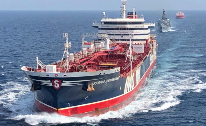 Tankowiec pod brytyjską banderą Stena Important eskortowany przez fregatę HMS Montrose i niszczyciel Sea Ploeg na wodach cieśniny Ormuz / autor: PAP/EPA/MOD/BRITISH MINISTRY OF DEFENCE
