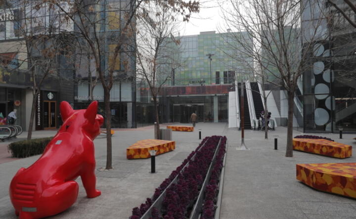 Puste Sanlitun po ogłoszeniu apelu władz o unikanie zgromadzeń, Pekin, Chiny / autor: EPA/PAP