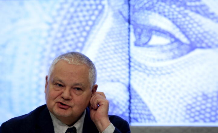 Prezes NBP prof. Adam Glapiński na konferencji po posiedzeniu RPP, fot. PAP/Tomasz Gzell