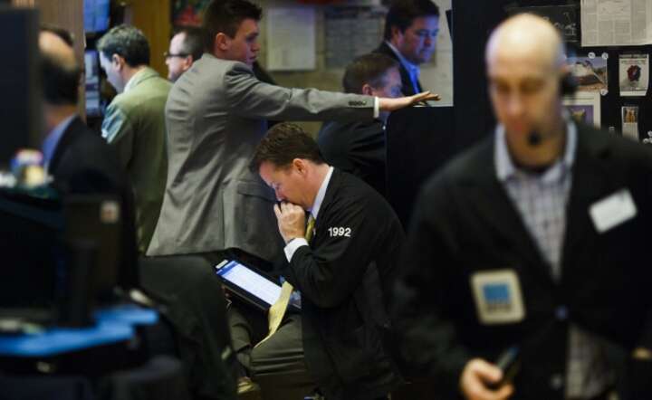 Makler na parkiecie NYSE, fot. PAP/EPA/JUSTIN LANE