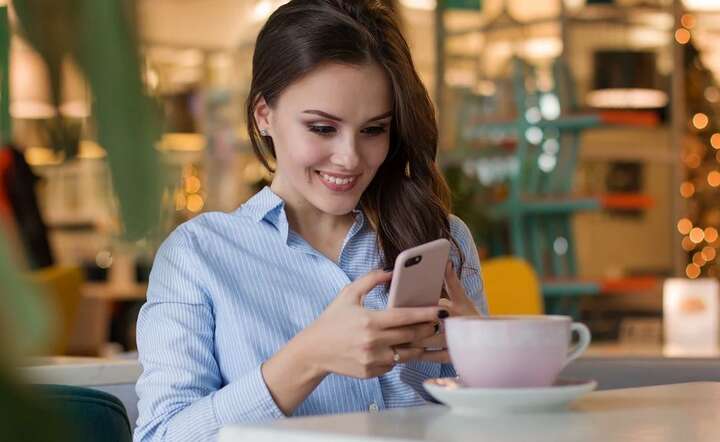 Ponad połowa Polaków w wieku 18-34 lat przyznaje, że czuła się ignorowana przez partnera ze względu na korzystanie z telefonu / autor: Pixabay