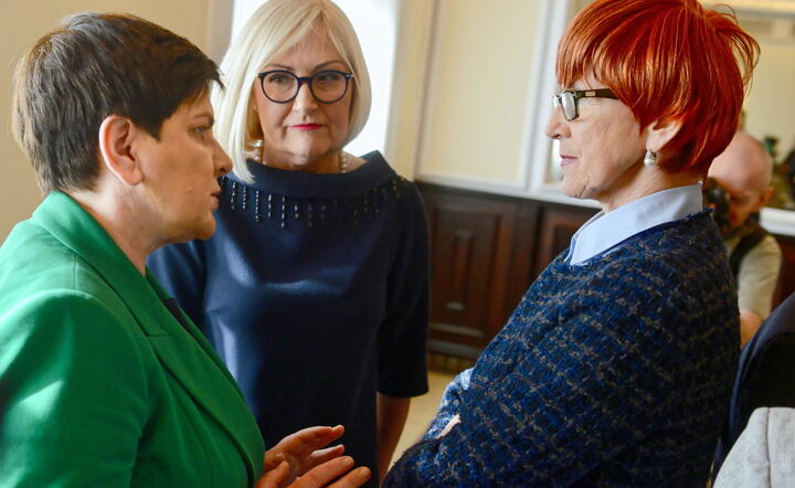 Wicepremier Beata Szydło, minister rodziny, pracy i polityki społecznej Elżbieta Rafalska oraz rzeczniczka rządu Joanna Kopcińska przed posiedzeniem rządu / autor: PAP/Jakub Kamiński