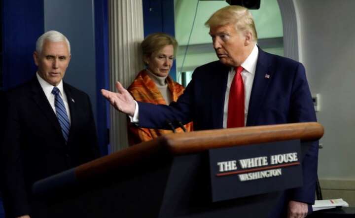 Prezydent USA Donald J. Trump na konferencji prasowej na temat pandemii COVID-19 z członkami grupy zadaniowej. / autor: PAP/EPA/Yuri Gripas / POOL