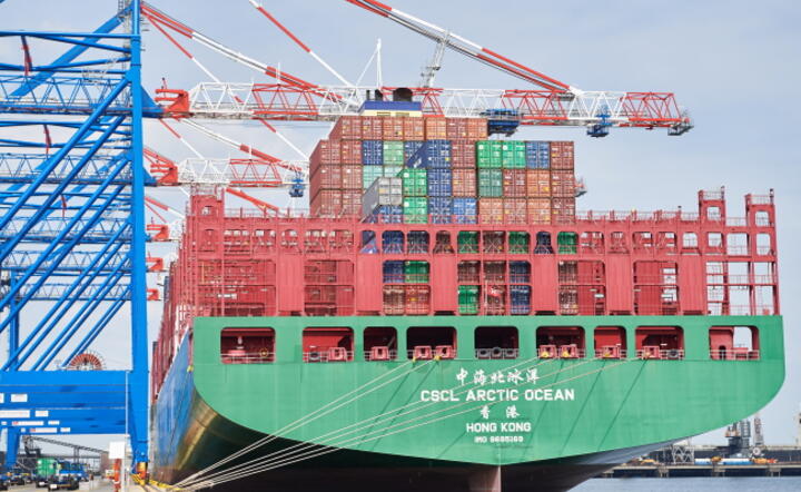 Jeden z największych statków oceanicznych świata CSCL Arctic Ocean zawinął do Gdańska i jest rozładowywany w terminalu DCT w Porcie Gdańsk, fot. PAP/Adam Warżawa (4)