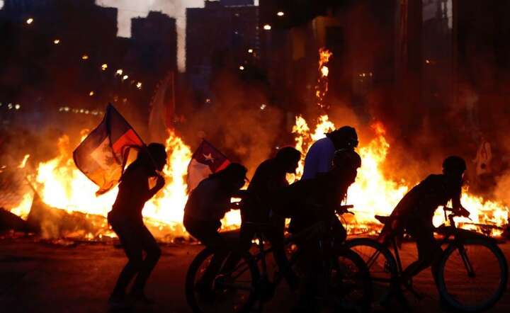 Protesty w Chile / autor: PAP/EPA/Alberto Valdes