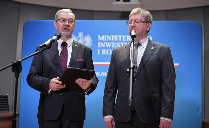 Minister inwestycji i rozwoju Jerzy Kwieciński oraz zastępca głównego inspektora nadzoru budowlanego ds. kontroli i wyrobów budowlanych Krzysztof Piątek / autor: PAP/Marcin Obara