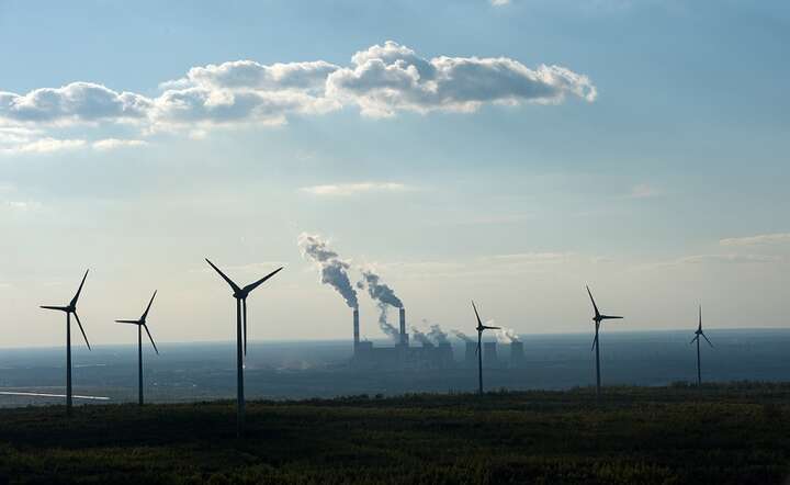 Farma wiatrowa w Kamieńsku (woj. łódzkie). W tle elektrownia Bełachatów, fot. materiały prasowe PGE