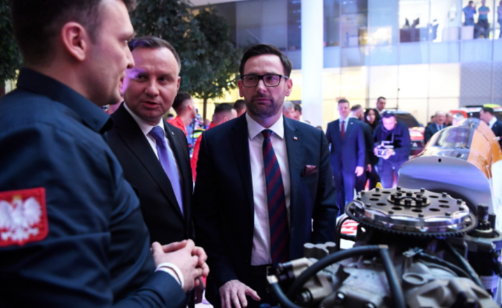 Prezydent Andrzej Duda (C), prezes PKN Orlen Daniel Obajtek (P) oraz Bartłomiej Marszałek (L) startujący w wodnej Formule 1. podczas poniedziałkowej prezentacji Orlen Teamu. / autor: PAP/Piotr Nowak