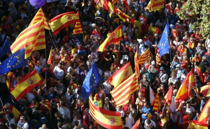 Pro-union protest under the slogan 'We all are Catalonia' / autor: PAP/EPA/Toni Albir