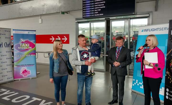 Sylwester Mucha - podróżujący wraz z rodziną - to 9-cio milionowy pasażer Portu Warszawa/Modlin. Dziś przyleciał z Londynu z żoną Barbarą i synem (3,5 roku). Witał go p.o. prezes portu Modlin, Leszek Chorzewski, fot. materiały prasowe