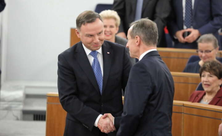 Warszawa, 12.11.2019. Senator PO-KO Tomasz Grodzki (P) odbiera gratulacje od prezydenta Andrzeja Dudy (L) po tym jak został wybrany na marszałka Senatu, podczas inauguracyjnego posiedzenia izby X kadencji, 12 bm. (mr) / autor: PAP/Tomasz Gzell