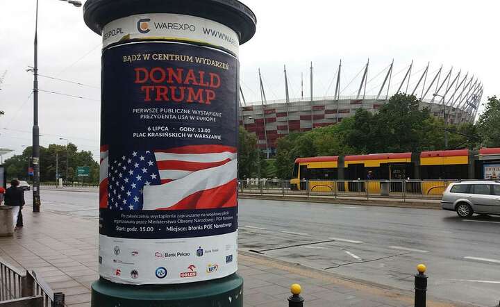Plakaty z wizyty Donalda Trumpa w 2017 r. / autor: Fratria