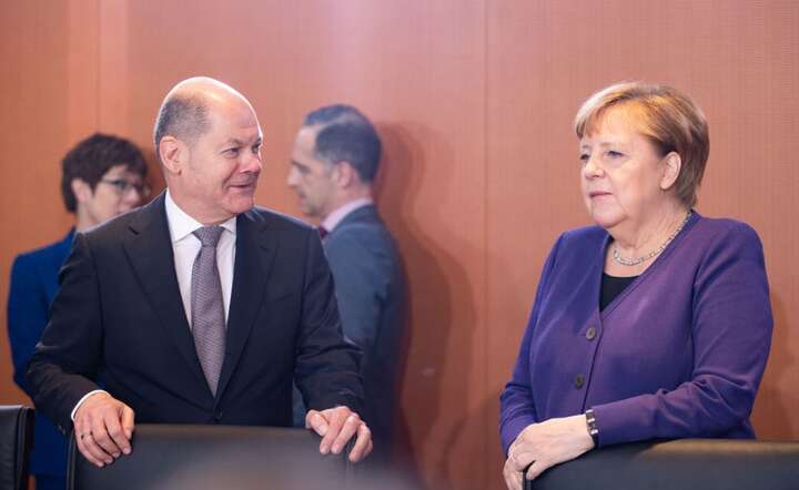 Heiko Maas i Angela Markel / autor: PAP/EPA/HAYOUNG JEON