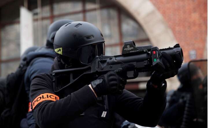 Prokuratura wszczęła dwa nowe śledztwa w sprawie przemocy policji / autor: PAP/EPA/YOAN VALAT