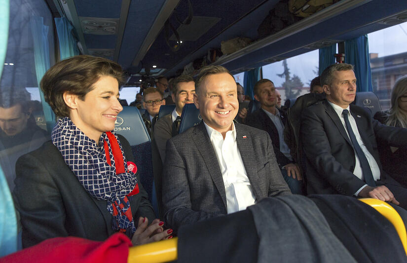 Szefowa kampanii Jolanta Turczynowicz-Kieryłło i prezydent Andrzej Duda w 'Dudabusie' / autor: Andrzej Wiktor/Fratria