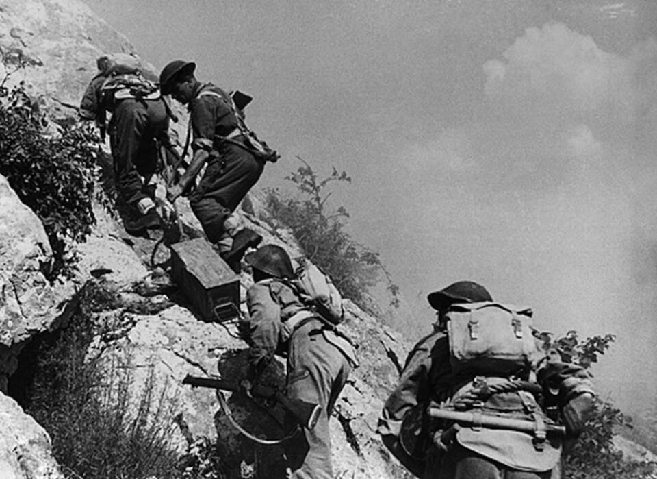 Polscy żołnierze transportujący amunicję podczas bitwy o Monte Cassino/fot. wikipedia.org