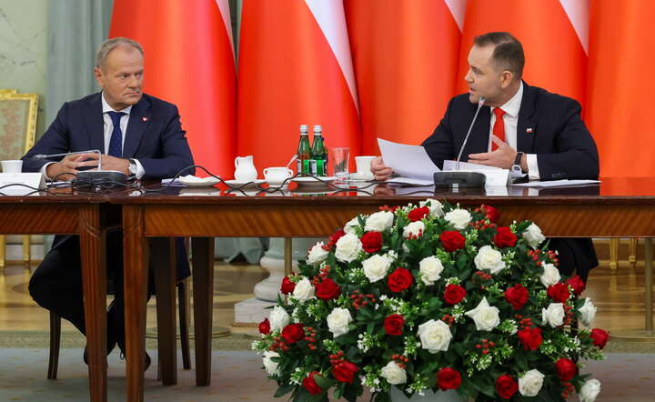 Prezydent RP Karol Nawrocki (P) i premier Donald Tusk (L) podczas posiedzenia Rady Gabinetowej / autor: PAP/Albert Zawada