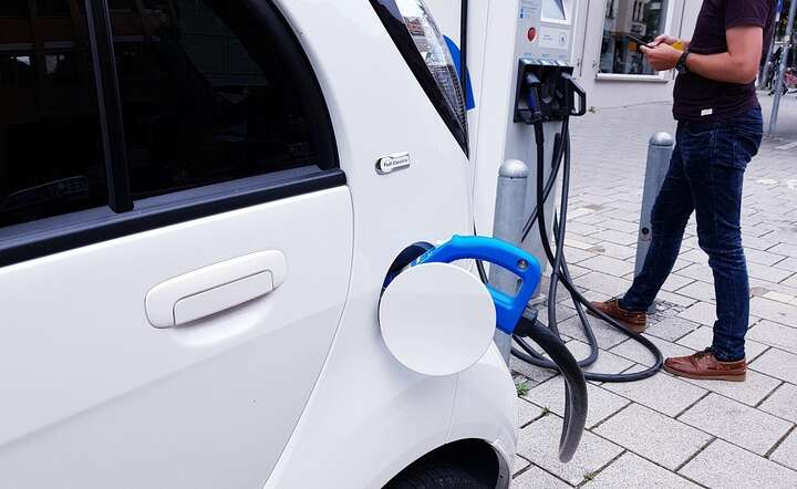 W 2025 roku sprzedaż e-aut na świecie przekroczy 20 milionów, a zatem co czwarty nowy samochód będzie elektrykiem / autor: Pixabay