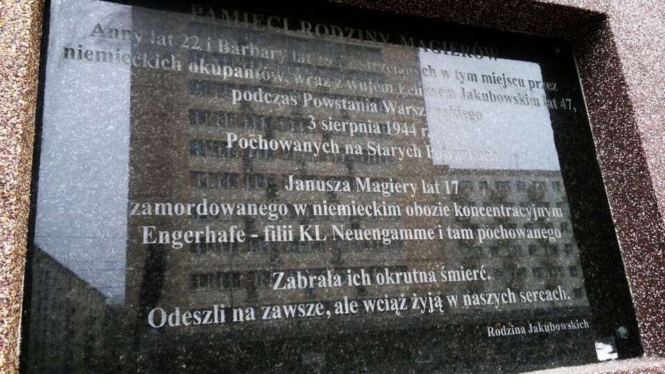 Tablica na jednej z warszawskich kamienic. Fot. Polityce.pl