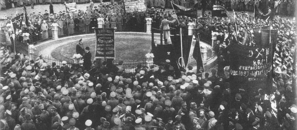Demonstracja pierwszomajowa w Mińsku w 1917 / autor: wikipedia.pl