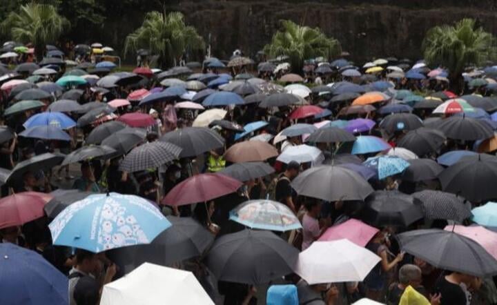 Protest w Hong Kongu / autor: PAP/EPA/ROMAN PILIPEY