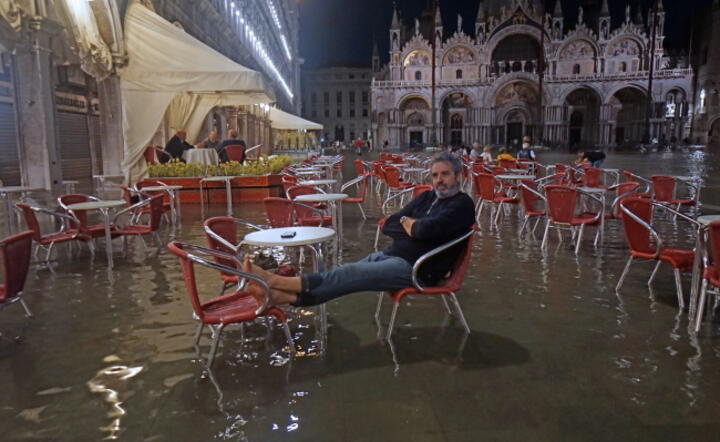 Wenecja wita pierwszych turystów wysoką wodą [GALERIA]