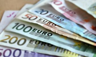Euro pod presją słabych danych