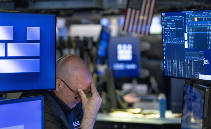 Makler na parkiecie giełdy NYSE w Nowym Jorku. Wall Street dopiero 19 maja mogła zareagować na decyzję o obniżce ratingu USA / autor: PAP/EPA/JUSTIN LANE