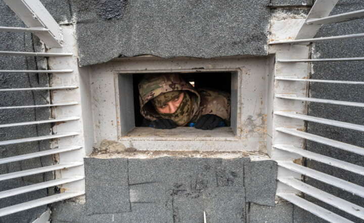 Żołnierz w bunkrze na froncie ukraińskim / autor: PAP/Mykola Kalyeniak