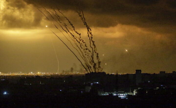 Ostrzał rakietowy Hamasu w kierunku terytorium Izraela z terenu Gazy / autor: PAP/EPA/MOHAMMED SABER