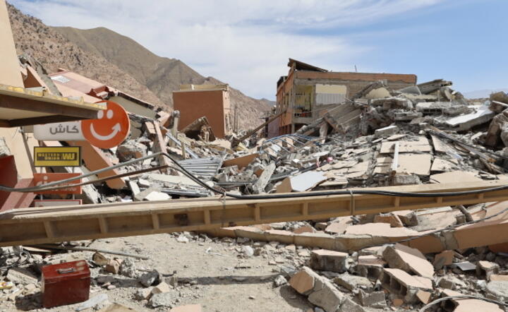 Gruzy z budynków po silnym trzęsieniu ziemi w wiosce Talat N'Yaaqoub, na południe od Marrakeszu / autor: PAP/EPA/MOHAMED MESSARA