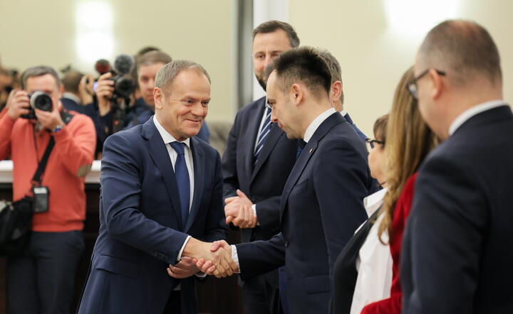Premier Donald Tusk oraz minister finansów Andrzej Domański  / autor: PAP