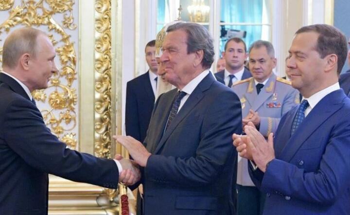 Od lewej: Władimir Putin, Gerhard Schroeder i Dimitrij Miedwiediew / autor: PAP/EPA/ALEXEI DRUZHININ