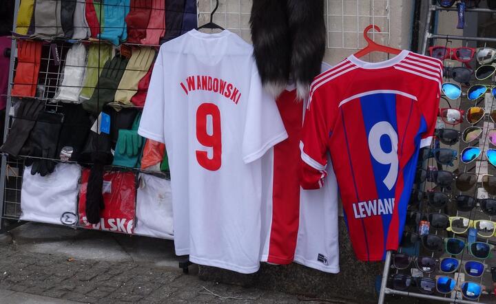 Koszulki z numerem, z jakim występuje na boisku Robert Lewandowski to 'gorący towar' / autor: fot. Michał Karnowski /Fratria