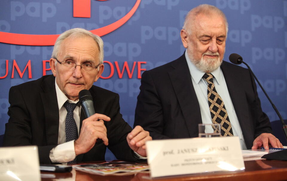 Profesor Janusz Czapiński i Wiesław Łagodziński, PAP/Jakub Kamiński