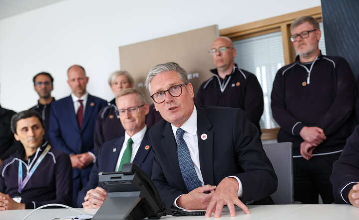 Premier Wielkiej Brytanii Keir Starmer na spotkaniu z pracownikami fabryki Jaguar Land Rover, którą dotknęły ogłoszone cła do USA, a teraz zostaną znioesione / autor: PAP/EPA/DARREN STAPLES