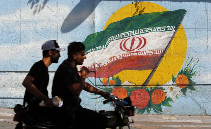 mural irańskiej flagi w Teheranie / autor: fotoserwis PAP