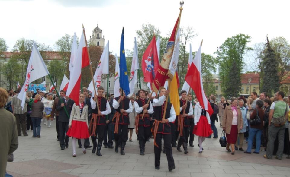 Fot. Marsz Polaków w Wilnie/Wikipedia.pl