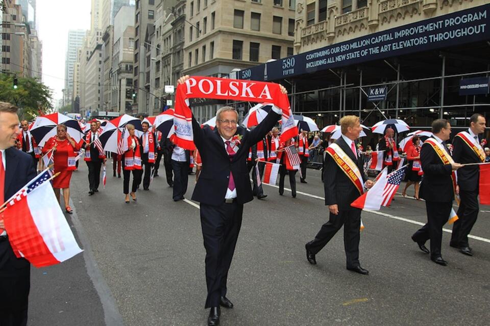 Z okolicznościowym szalikiem, Bogdan Chmielewski - dyrektor wykonawczy Polsko-Słowiańskiej Federalnej Unii Kredytowej, fot. P-SFUK