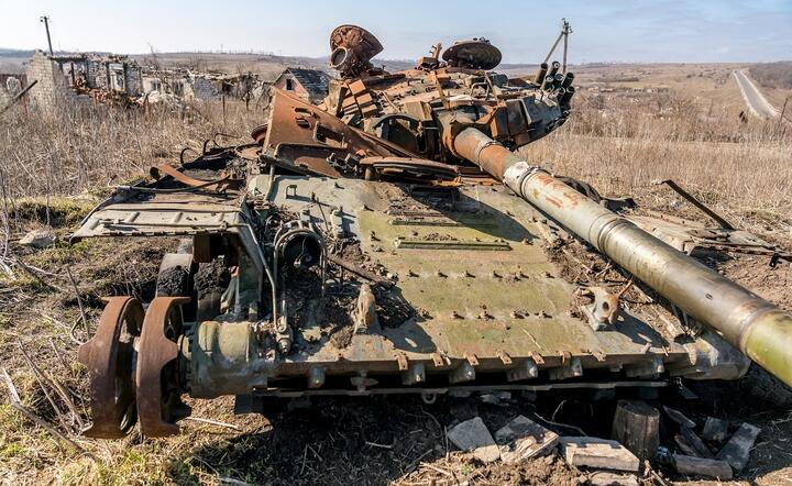 Czołg zniszczony w trakcie walk na Ukrainie w 2022 roku / autor: Fratria / Andrzej Skwarczyński