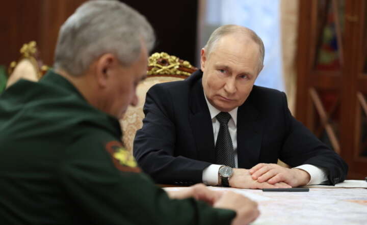 Prezydent Rosji Władimir Putin konferuje z ministrem obrony Siergiejem Szojgu  / autor:  PAP/EPA/ALEXANDER KAZAKOV/SPUTNIK