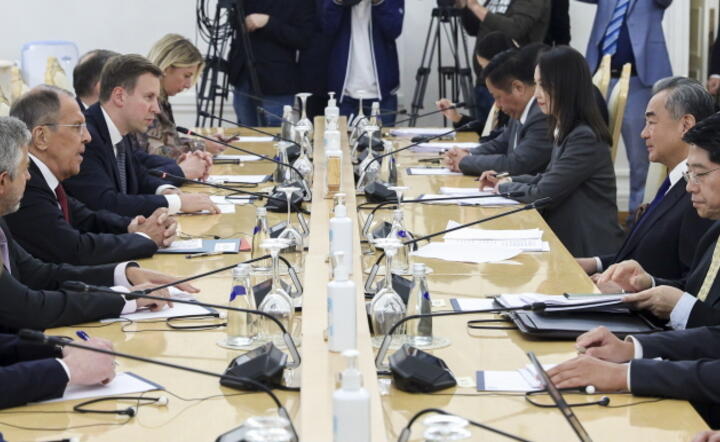 Minister spraw zagranicznych Rosji Siergiej Ławrow rozmawia z ministrem spraw zagranicznych Chin Wangiem Yi podczas spotkania w Moskwie. 18 września 2023 r. / autor: PAP/EPA/RUSSIAN FOREIGN MINISTRY PRESS SERVICE HANDOUT