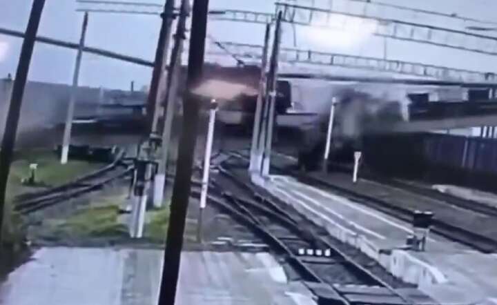 Screen z filmu mającego pokazywać moment zawalenia się wiaduktu / autor: X / @Bielsat_pl