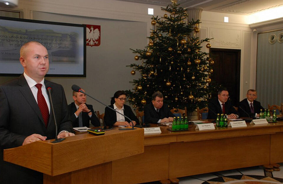 P. Wojtunik na konferencji antykorupcyjnej, w tle B. Sienkiewicz, fot. cba.gov.pl