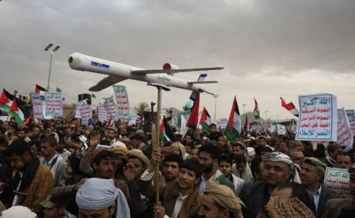 Manifestacja jemeńskich bojowników z modelem pocisku, używanego do ataków na flotę na Morzu Czerwonym, Sana, stolicy Jemenu / autor: PAP/EPA/YAHYA ARHAB