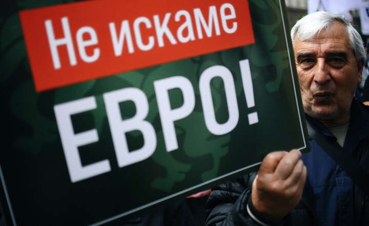 W Sofii, stolicy Bułgarii w sobotę obyła się wielka demonstracja przeciwników przyjęcia euro / autor: PAP/EPA/BORISLAV TROSHEV