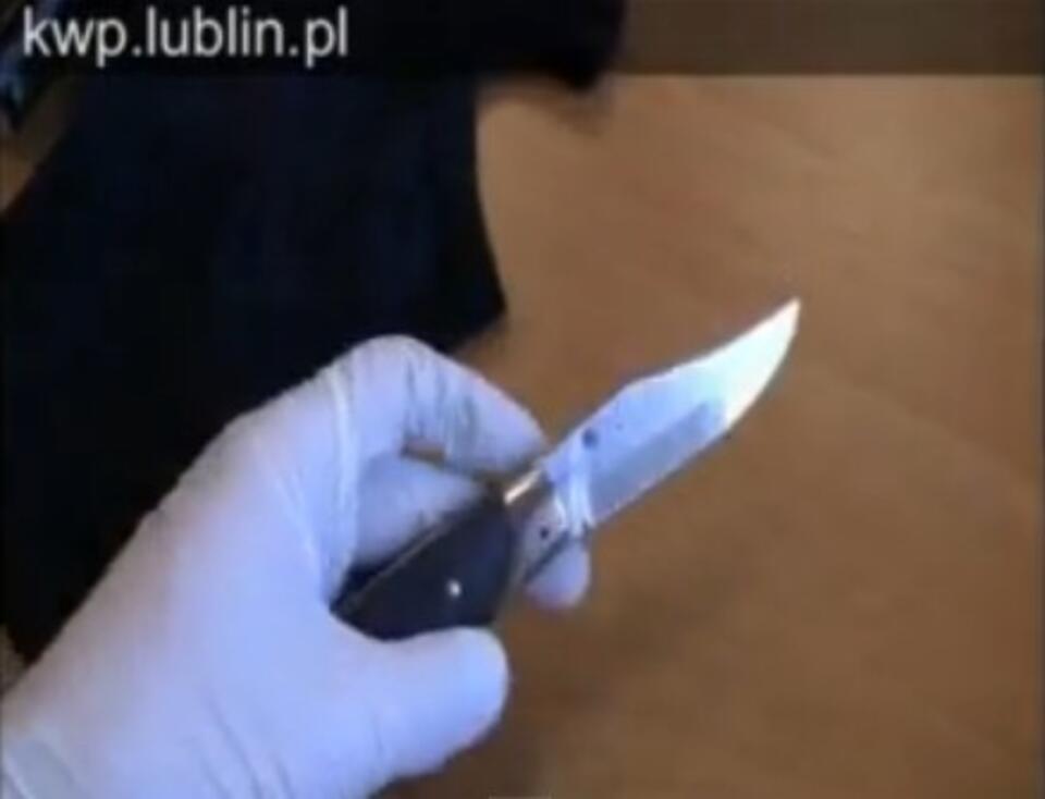 Nóż znaleziony przy napastnikach. Fot. YouTube / materiały policyjne