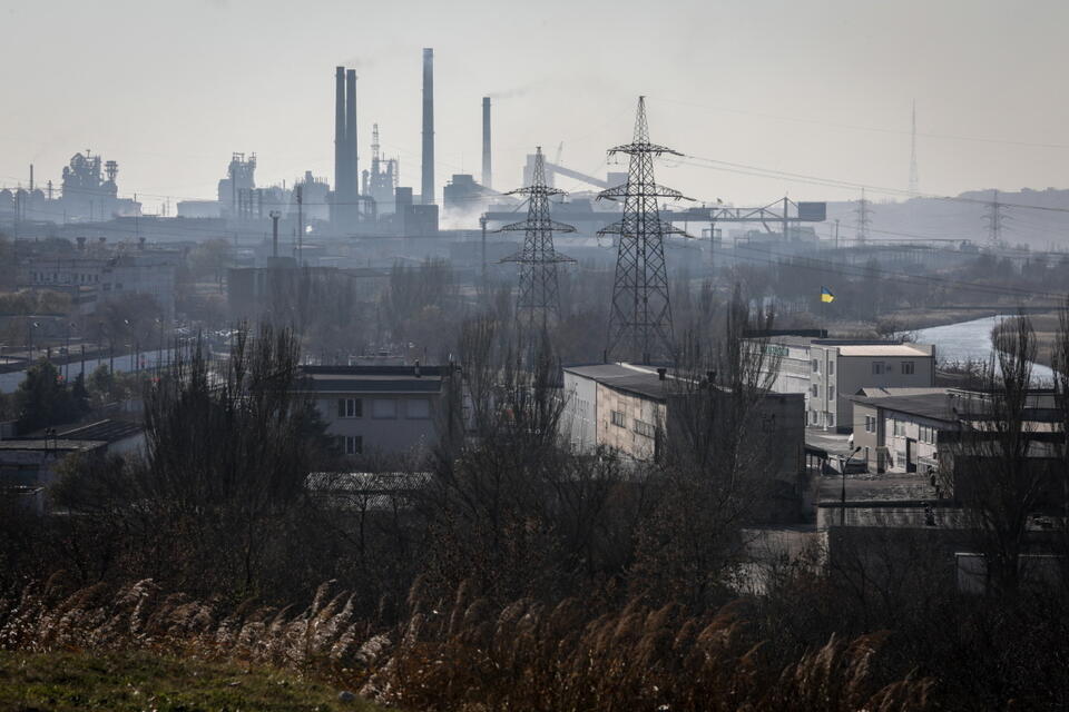 Widok na zakłady Azowstal w Mariupolu  / autor: PAP/EPA
