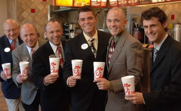 S. Truett Cathy (pierwszy z lewej) z synami i wnukami w jednej z restauracji. fot. Chick-fil-A