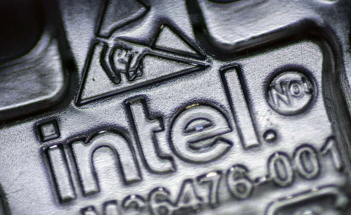 Intel został założony w 1968 r. Była to pionierska firma produkująca z roku na rok coraz wydajniejsze czipy / autor: PAP/EPA/HANNIBAL HANSCHKE ILLUSTRATION